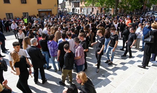 La folla al funerale di Stefania Pivetta e Giulia Maja  (foto Blitz)