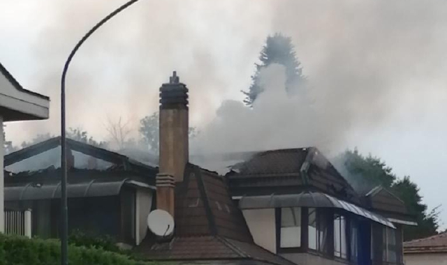 Tetto di una villa in fiamme a Turbigo  (foto Todaro - Pubblifoto)