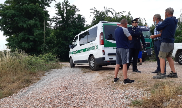 Uno dei confronti tra la polizia locale e le famiglie sinti tornate al campo di via Lazzaretto  (Foto Redazione)