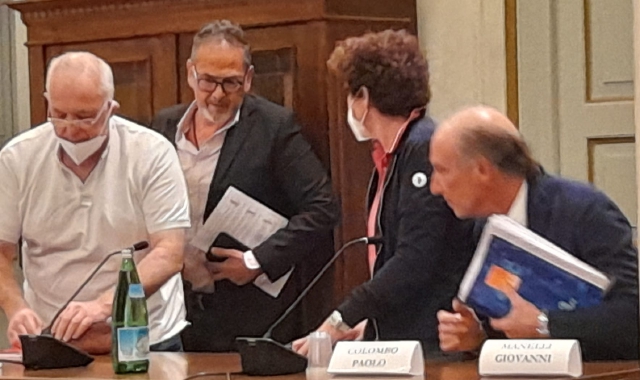 I consiglieri di opposizione lasciano l’aula per protesta (Red.)