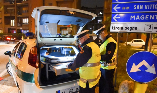 Una pattuglia della polizia locale di Legnano al lavoro sulle strade della città (Archivio)