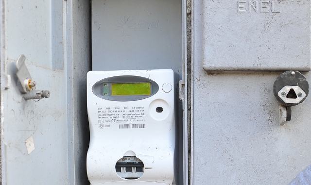 Furto di corrente: fantomatico elettricista sotto accusa