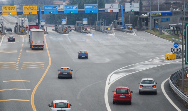 Il casello di Gallarate e a destra l’allacciamento in direzione Sesto Calende