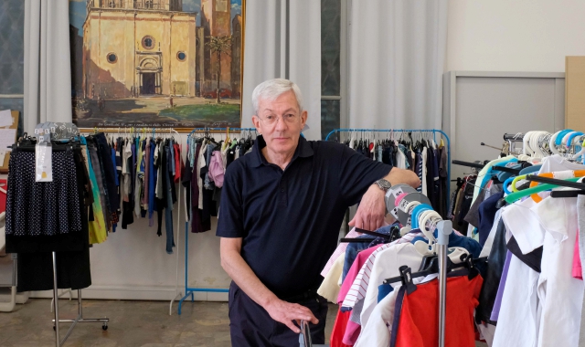 Don Francesco Casati tra gli scaffali del punto Caritas inaugurato nel quartiere San Giovani. La maggior parte delle famiglie assistite sono straniere, prevalentemente arrivate dall’Africa.Ma non mancano neppure gli italiani (Blitz)