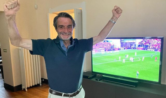 Il governatore Fontana esulta nella sua casa di Velate per lo scudetto del Milan