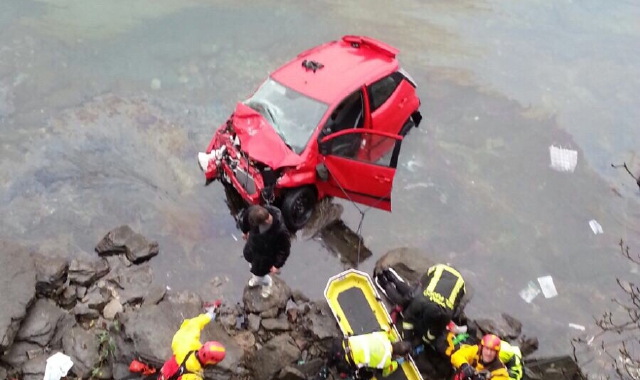 L’auto finì nel lago dopo aver sfondato il guardrail