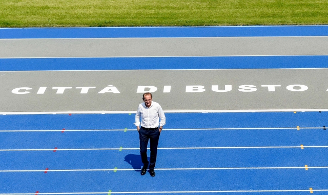 Il sindaco Emanuele Antonelli sulla pista di Sacconago, rifatta due anni fa