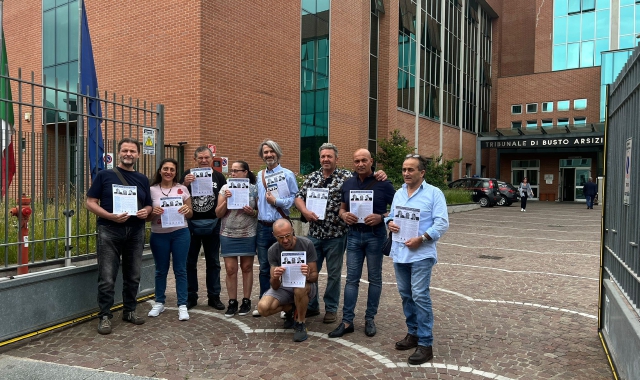 La protesta all’ingresso del palazzo di giustizia di Busto Arsizio