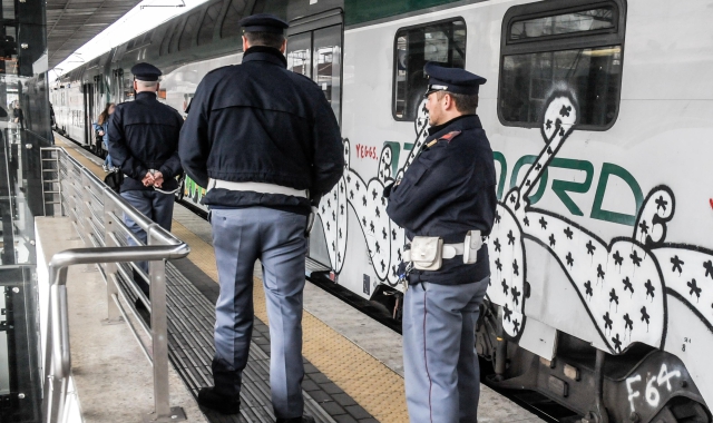 Agenti della polizia ferroviaria (foto Archivio)