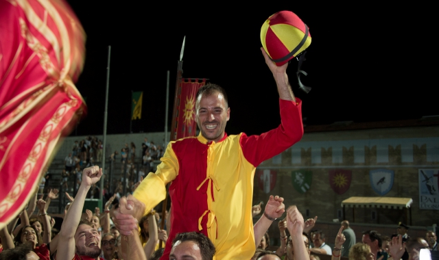 Michel Putzu portato in trionfo dai contradaioli giallorossi: memorial Favari a Legnarello (Pubblifoto)