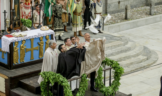 Il tradizionale volo delle colombe (foto Pubblifoto)