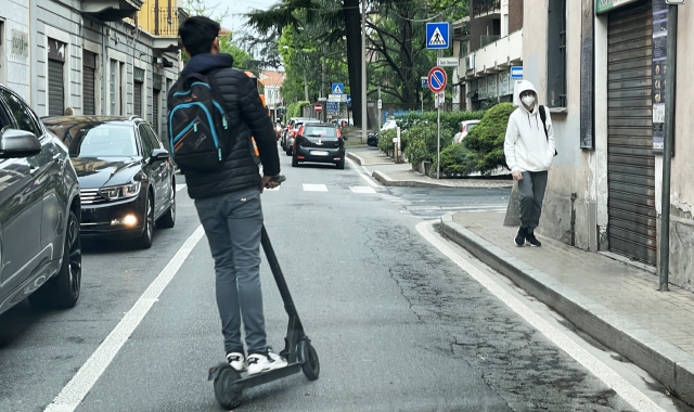 Saronno, i monopattini sono i veicoli più temuti dagli automobilisti  (foto Blitz)