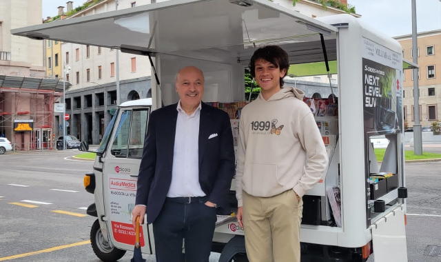 Marotta all’edicola mobile (foto Redazione)