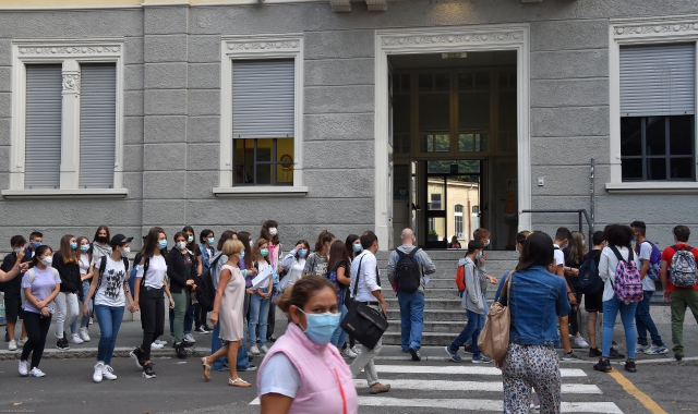 L’ingresso del Dell’Acqua, stamattina «vietato» agli studenti (foto Pubblifoto)