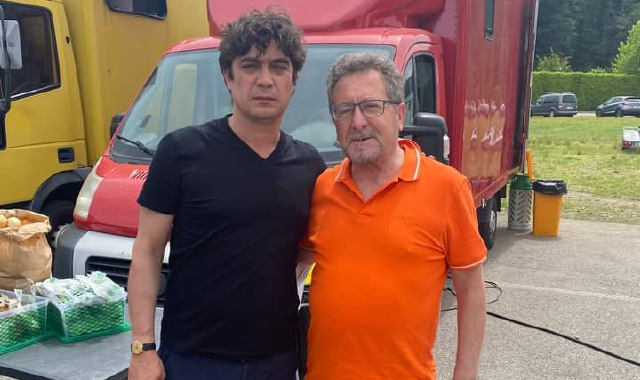 Scamarcio con una comparsa aronese (foto Redazione)