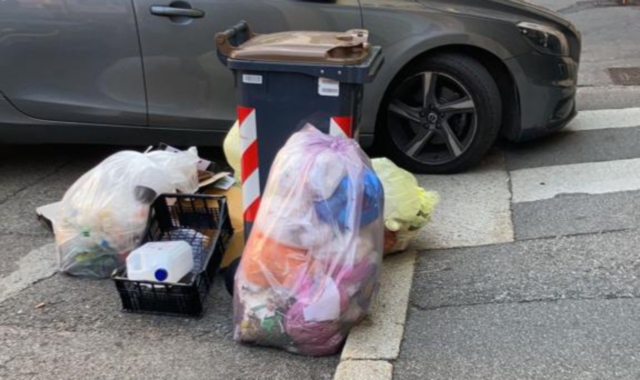 Rifiuti sparsi in centro all’ora dell’aperitivo