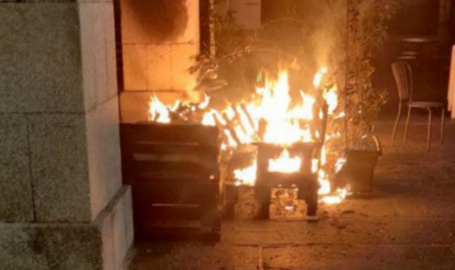 I tavolini in fiamme sotto i portici del municipio a Pallanza (foto vigili del fuoco)