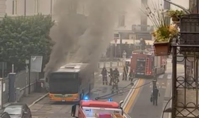 Il bus avvolto dal fumo in centro Varese