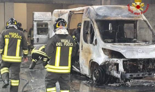 Camper divorato dal fuoco a Ferno