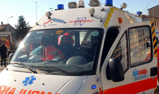 Vani i soccorsi per il 64enne caduto a Rho (foto Archivio)