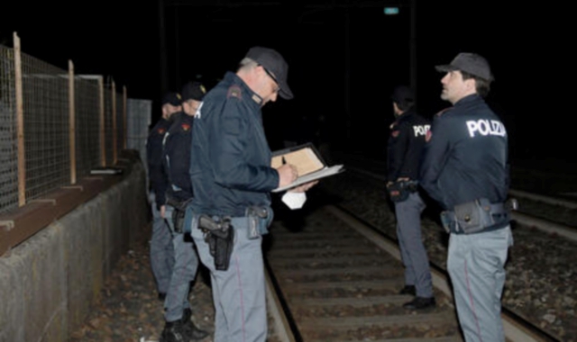 La polizia sta indagando sulle molestie subite da alcune ragazze sul treno che da Peschiera del Garda le stava riportando a Milano (foto Canali - Ansa)