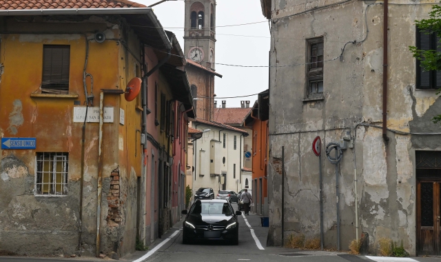 Numerosi edifici del centro storico di Sacconago necessiterebbero di ristrutturazione (foto Blitz)