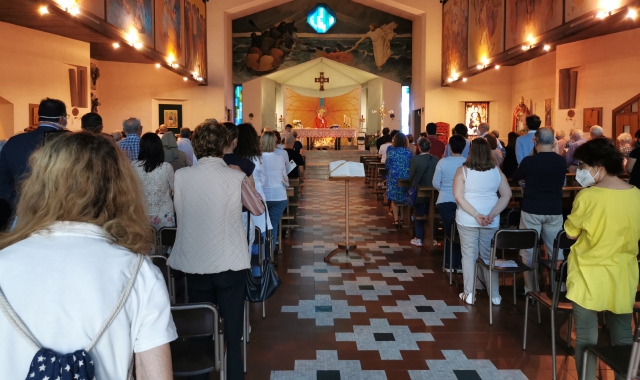 La messa celebrata nella chiesa di Bobbiate