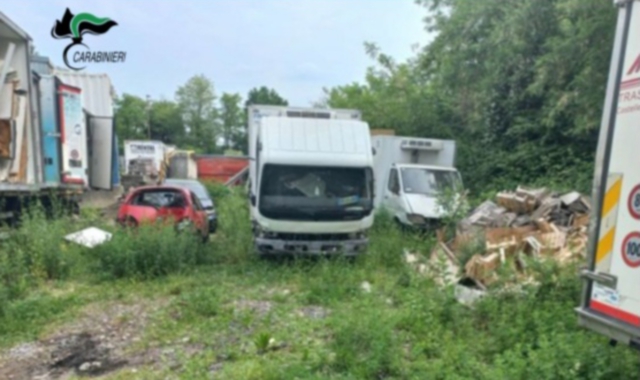 La discarica abusiva scoperta a Castelletto Ticino (foto carabinieri forestali)