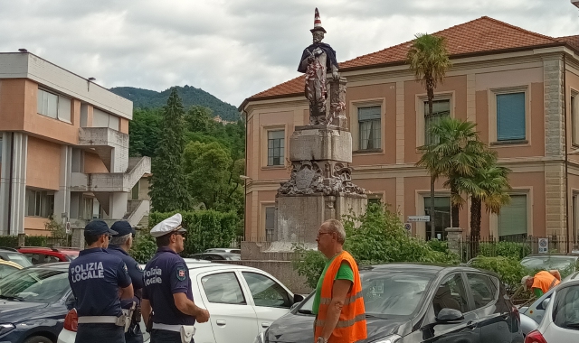 Nell’ultimo giorno di scuola gli studenti hanno preso di mira la statua di Lorenzo Cobianchi, in cima alla quale è stato piazzato un cono stradale (foto Gualandris)