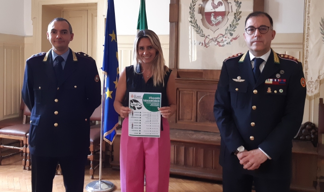 L’assessore Francesca Caruso con il comandante della polizia locale (Red.)