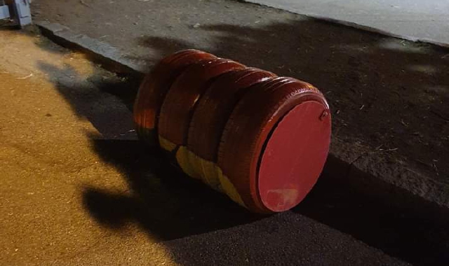 Un cestino rovesciato dai vandali