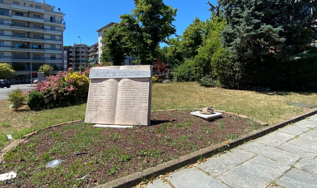 Busto Arsizio, abbattuta la statua della Giustizia