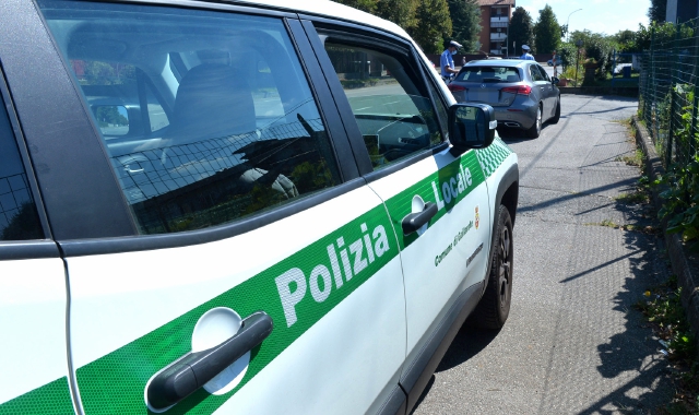 Gallarate, abbandona rifiuti: identificata e denunciata