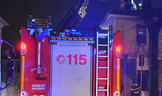 Varese, pochi vigili del fuoco: protesta