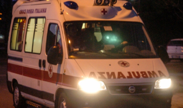 Schianto nella notte, grave motociclista di 28 anni