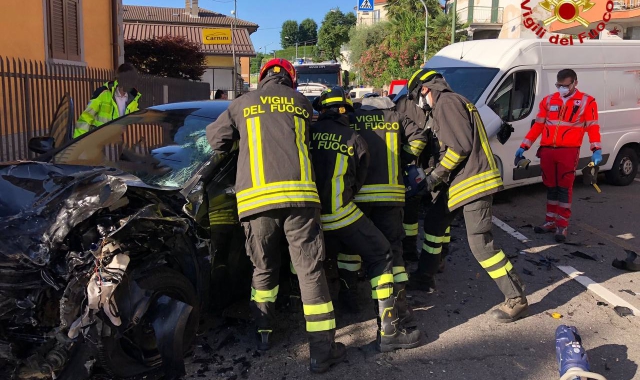 L’incidente di questa mattina a Jerago con Orago (foto vigili del fuoco)