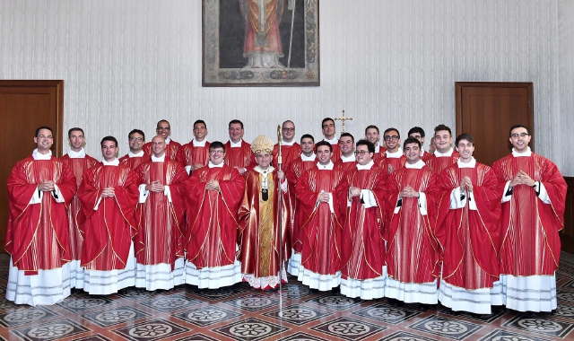 I sacerdoti con l’arcivescovo Delpini (foto Redazione)