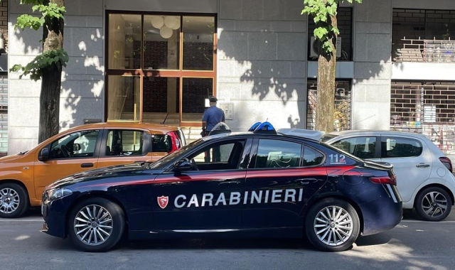 I carabinieri sono sul luogo della tragedia (foto Ansa)