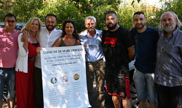 Emanuele Schipani (il terzo da sinistra) è il nuovo sindaco di Marchirolo (Blitz)