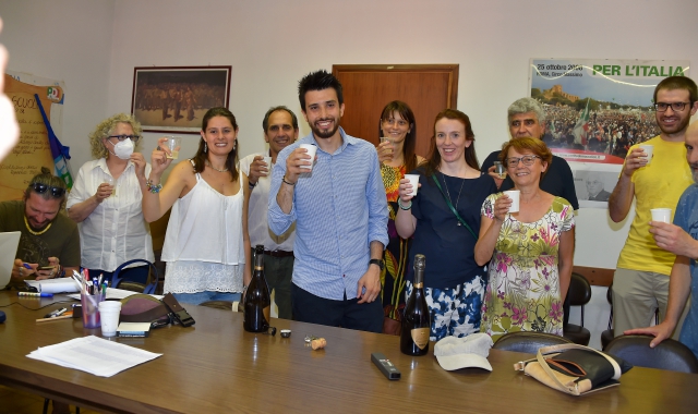 Matteo Modica, neo eletto sindaco di Canegrate, celebra con la sua squadra (Pubblifoto)