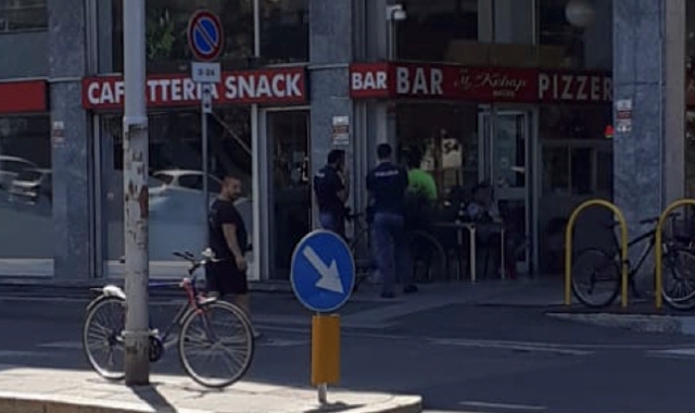 Il rendering della velostazione in costruzione dietro lo scalo Fs all’uscita di via Sciarè. A sinistra, la polizia di Stato recupera la bici rubata nei giorni scorsi a un gallaratese