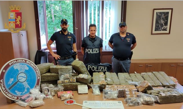 Il materiale sequestrato durante gli arresti  (foto Polizia di Stato)