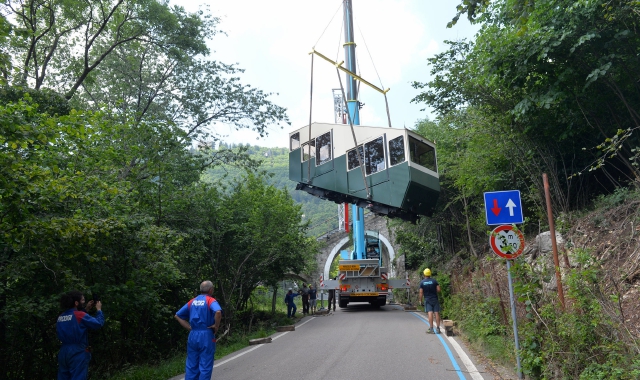 La manovra di carico della cabina della funicolare sul tir (foto Angelo Puricelli - Blitz)