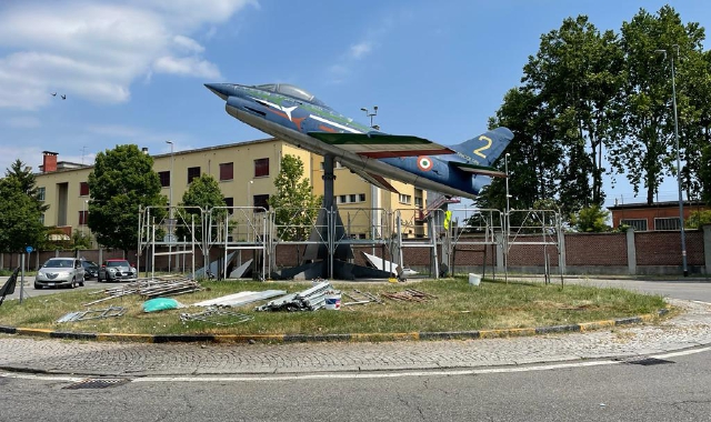 L’aereo alla rotonda gallaratese di largo De Gasperi (foto Redazione)