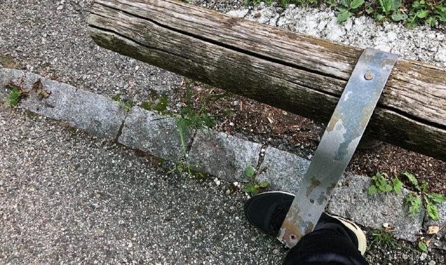 Staccionata giù e ferri sporgenti al Sacro Monte: i residenti intervengono