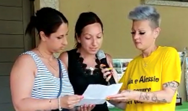 Silvia, a sinistra, e Luana, al centro, alla manifestazione