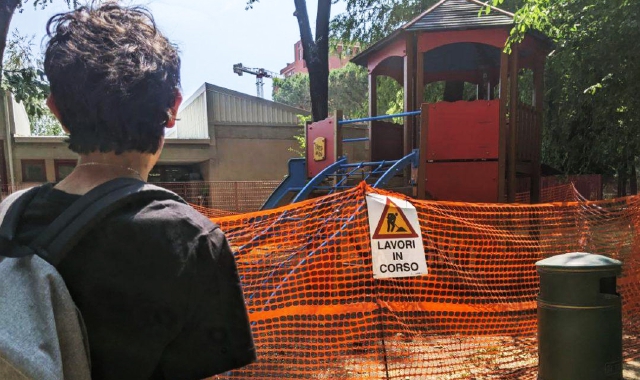 I piccoli  non possono divertirsi nei parchi. i giochi a loro riservati sono tutti inagibili e sono diventti pericolosi, a causa di vandalismi e poca  manutenzione (Blitz)