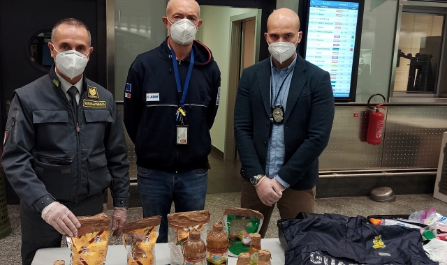 La cocaina liquida sequestrata dalla Guardia di finanza