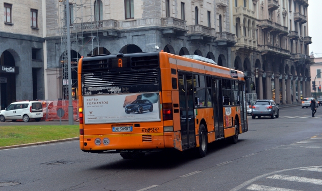 Un bus in transito in piazza Monte Grappa