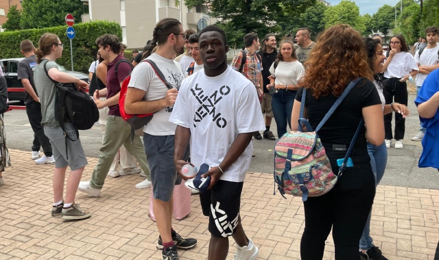 Willy Gnonto questa mattina a Busto Arsizio per l’esame di maturità (foto Domenico Ghiotto - Blitz)